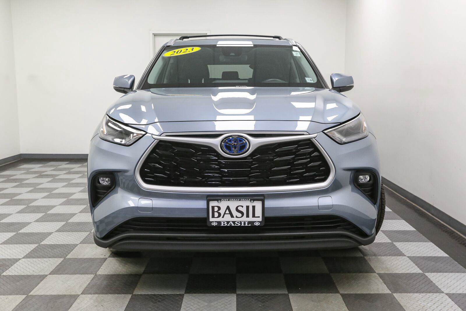 Used 2023 Toyota Highlander XLE AWD/4WD image 3
