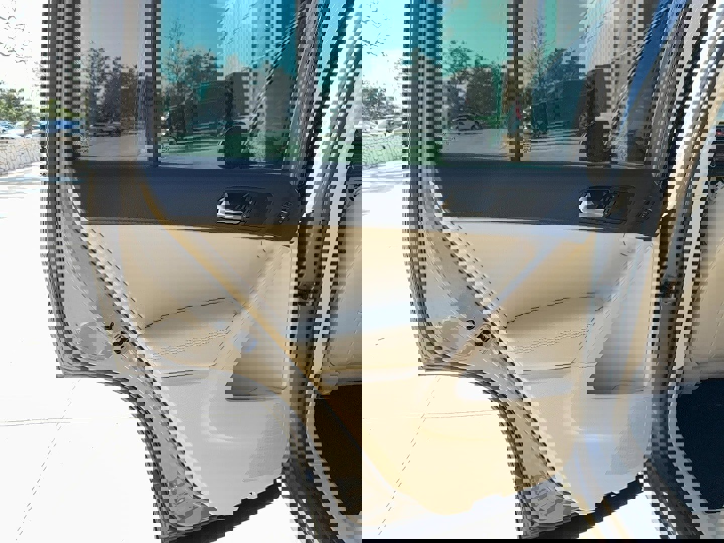 Used 2011 Volkswagen Tiguan SE image 12