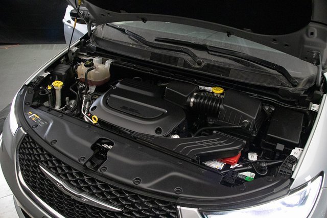 Used 2024 Chrysler Pacifica Touring-L image 28