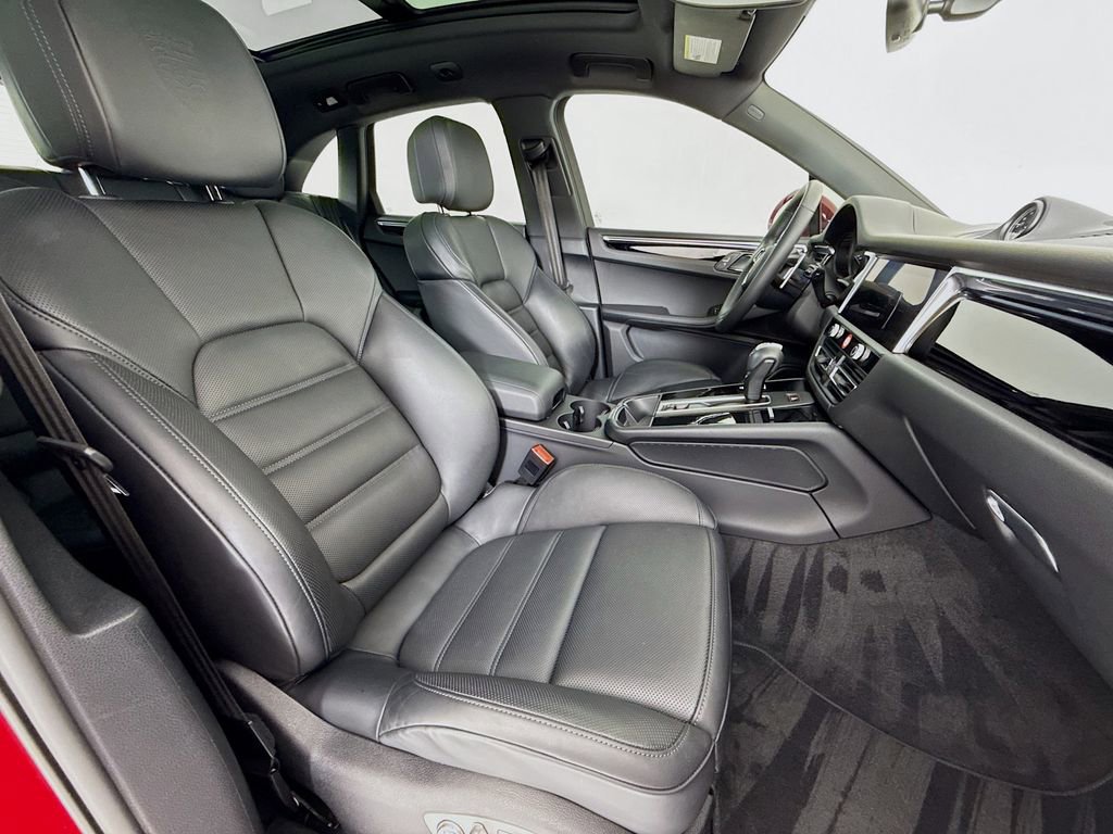 Certified 2025 Porsche Macan AWD/4WD image 32