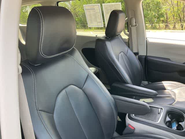 Used 2023 Chrysler Pacifica Touring-L FWD image 17