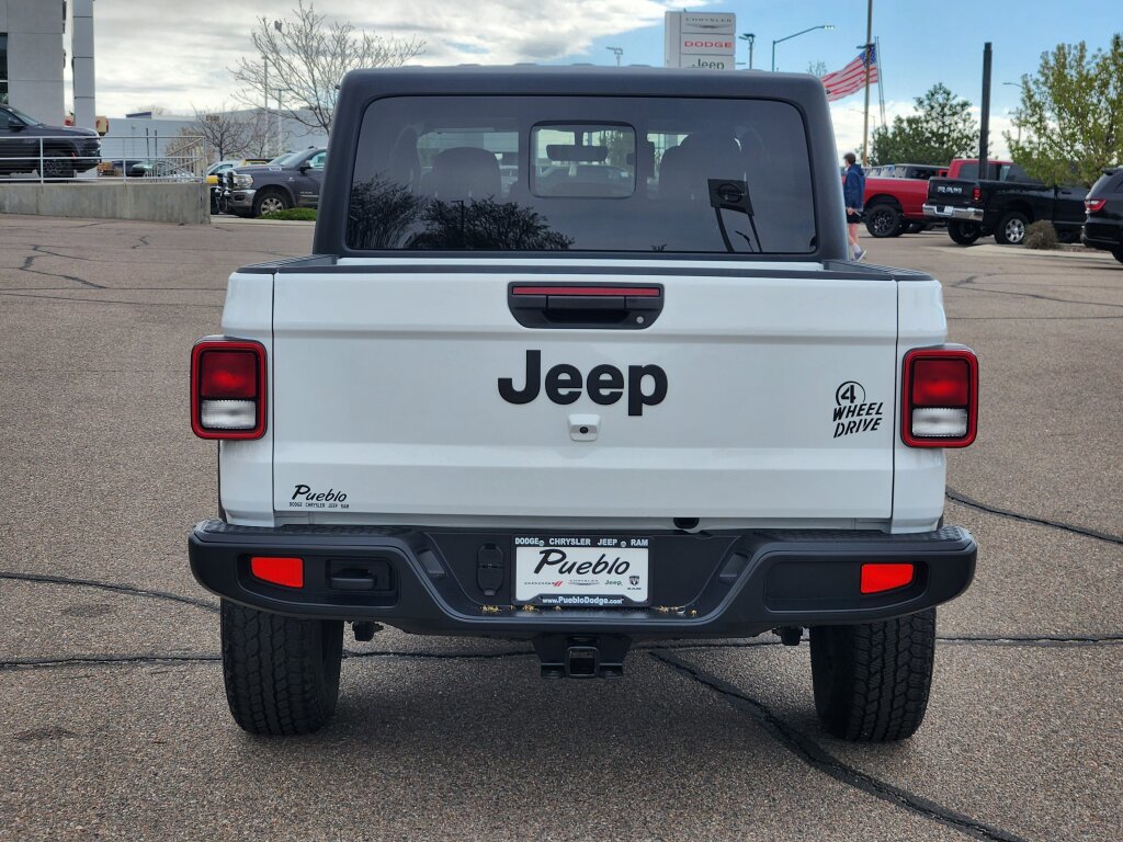 Used 2021 Jeep Gladiator Willys AWD/4WD image 4