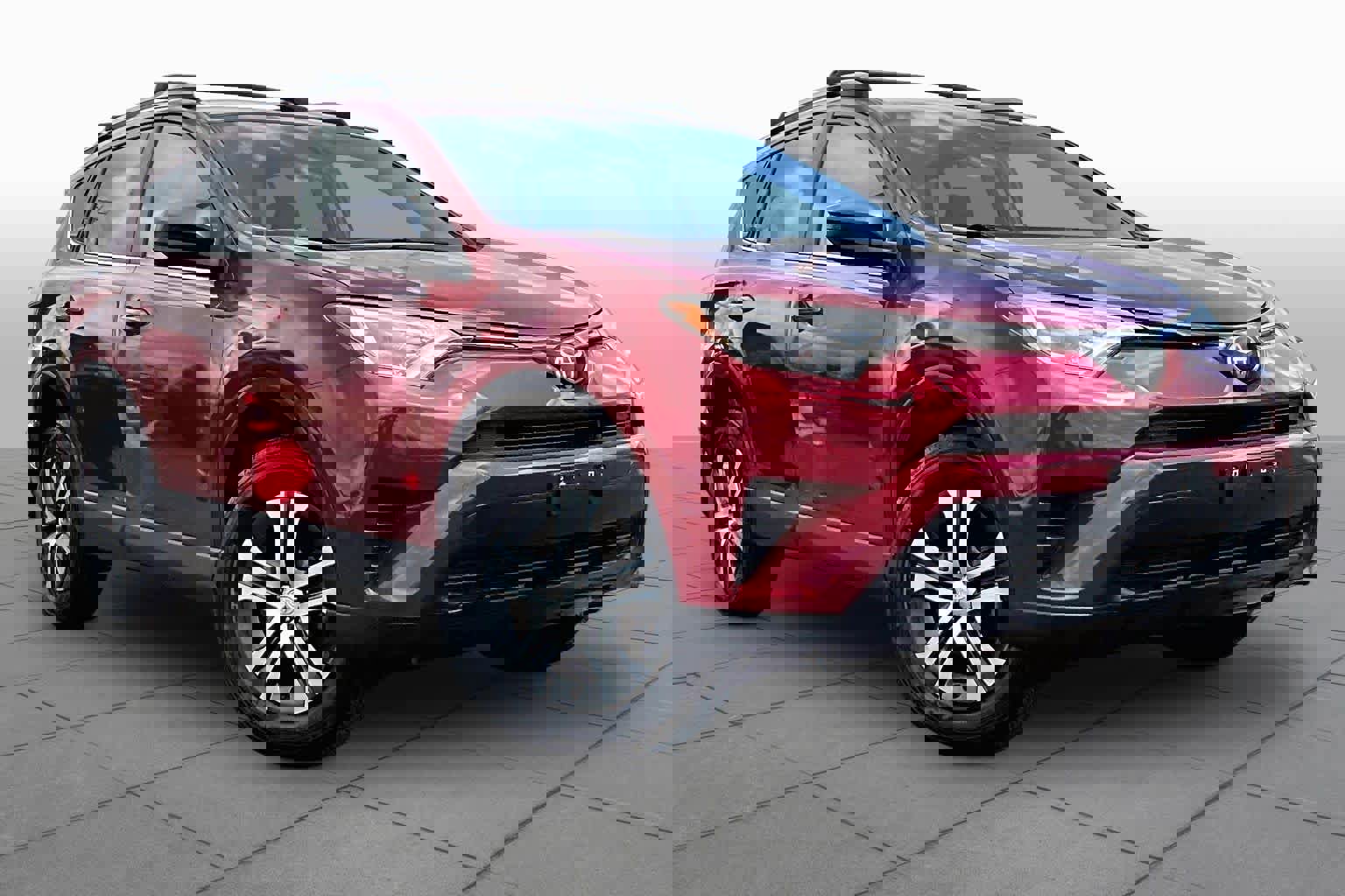 Used 2018 Toyota RAV4 LE image 3