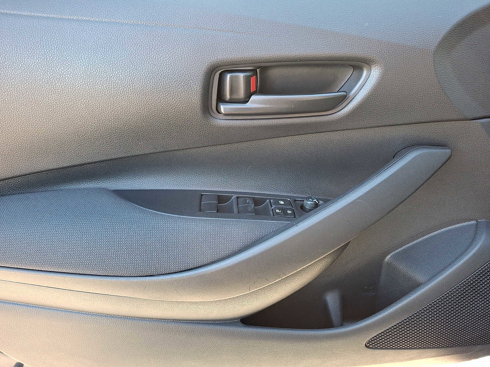 Used 2025 Toyota Corolla LE FWD image 9