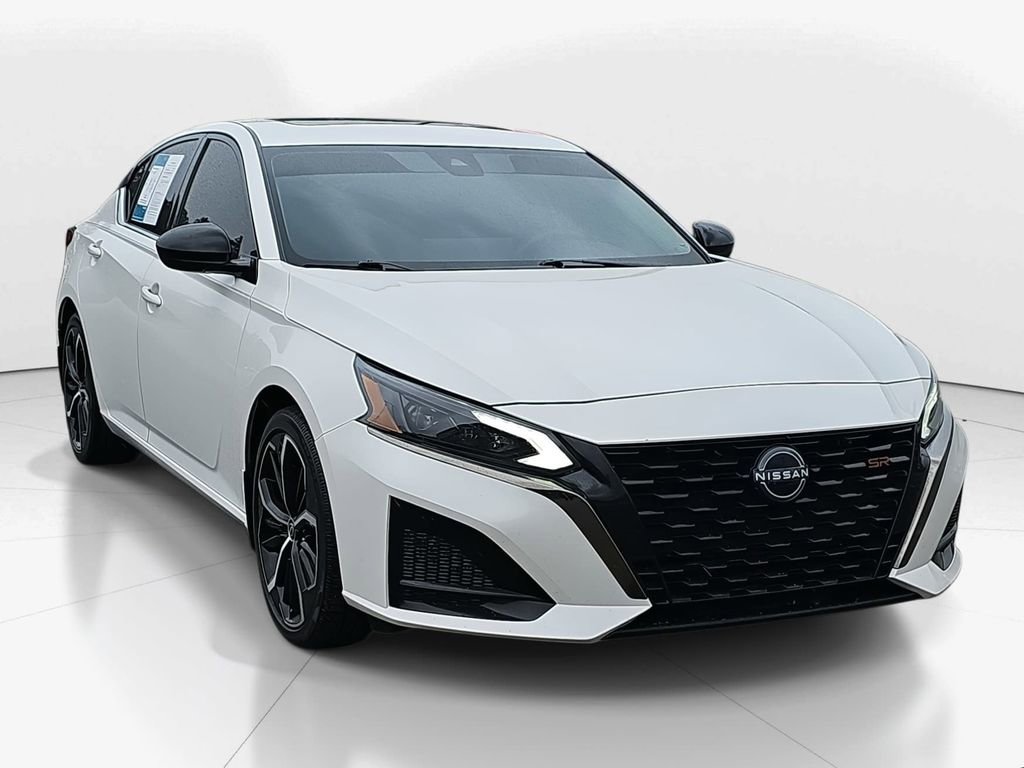 Used 2023 Nissan Altima 2.5 SR w/ SR Premium Package image 2