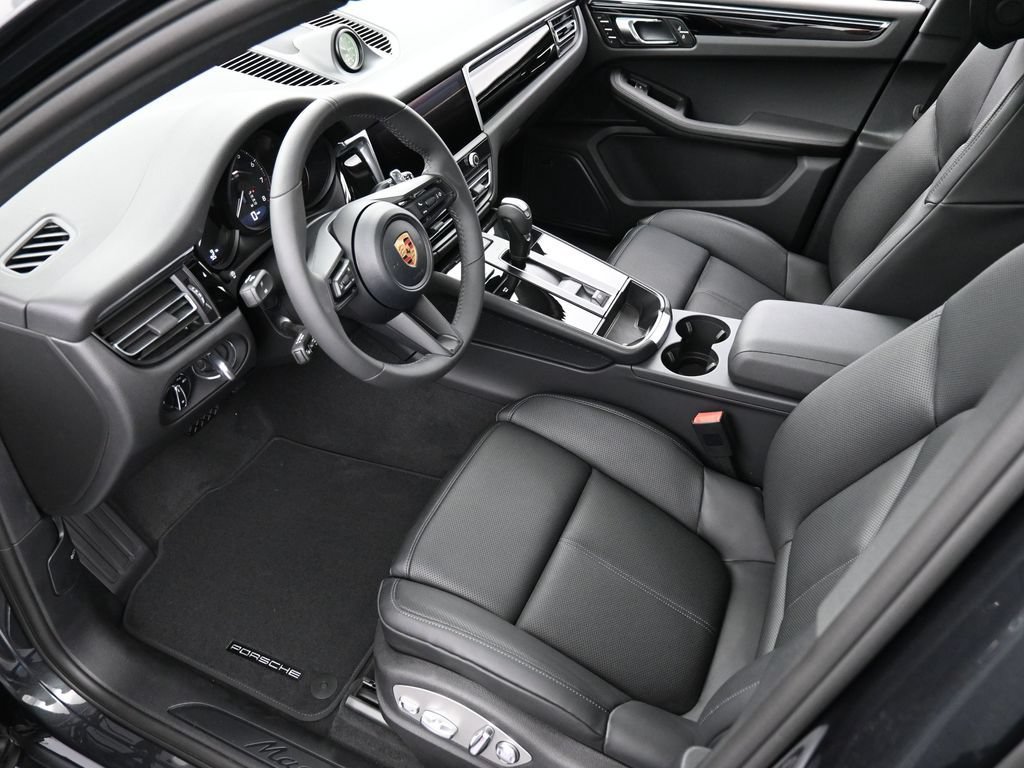 Certified 2026 Porsche Macan AWD/4WD image 4