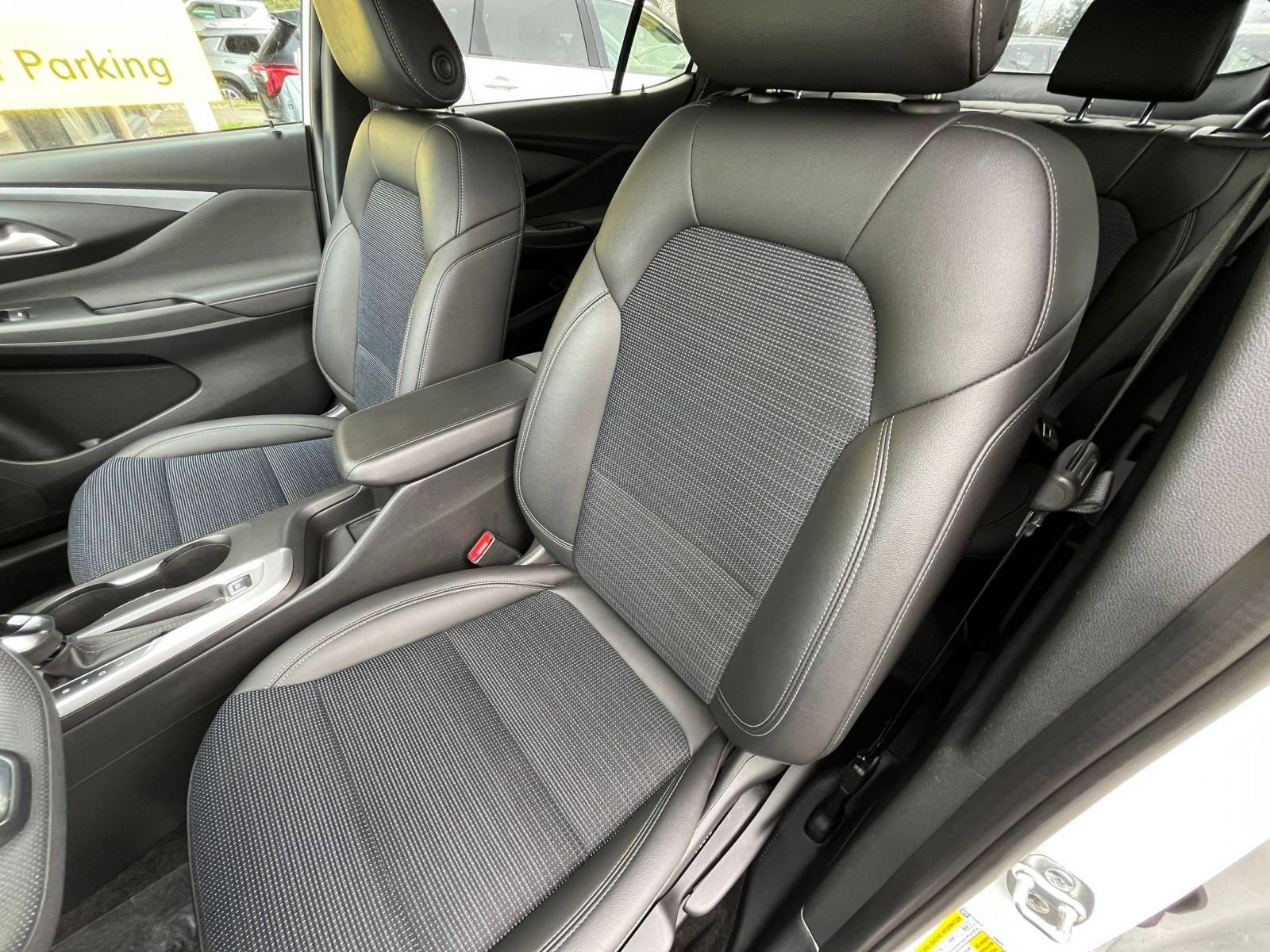 Used 2025 Buick Envista Preferred image 37