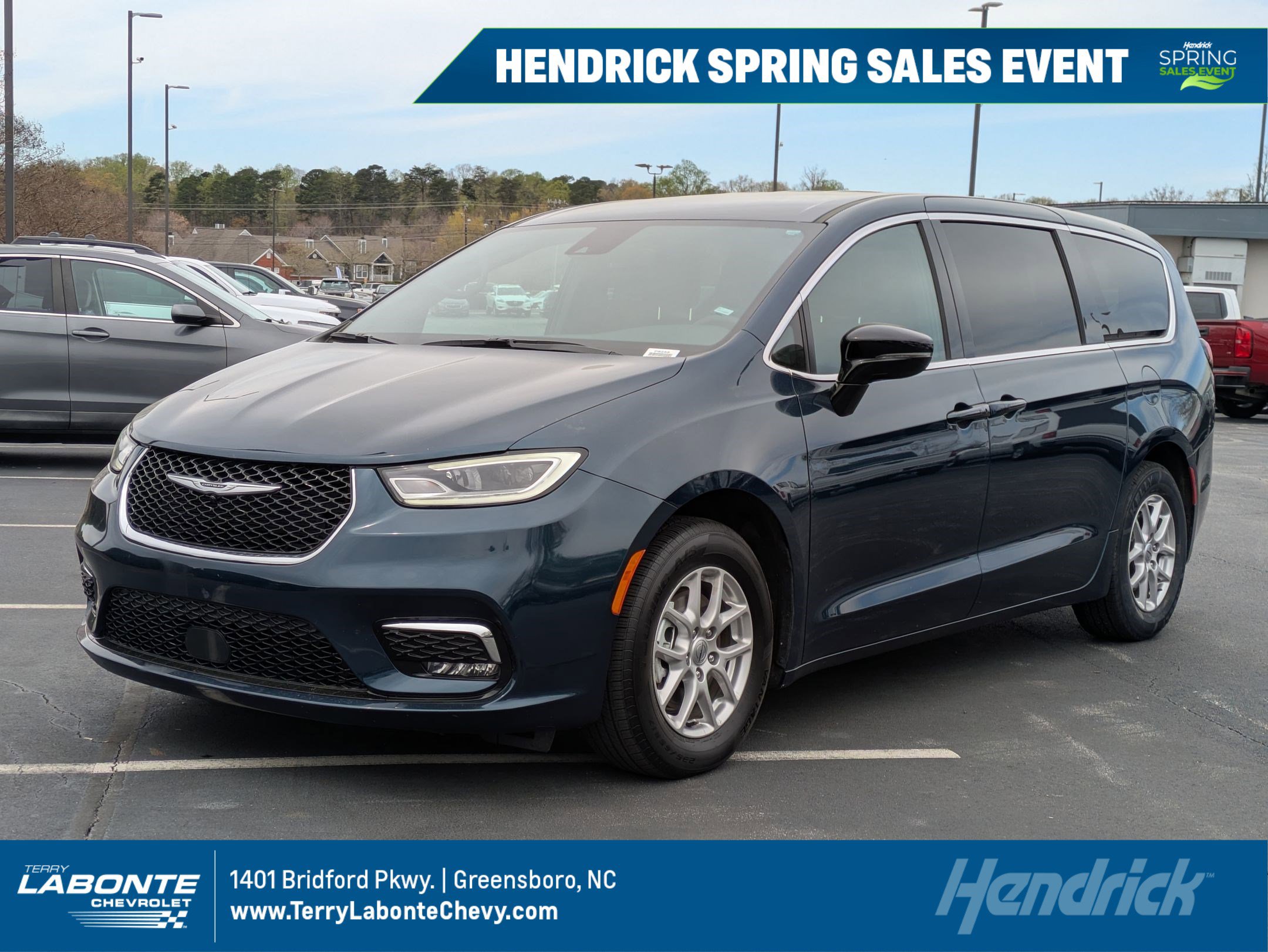 Used 2025 Chrysler Pacifica Select