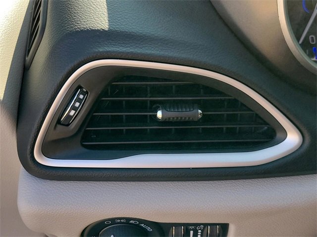 Used 2024 Chrysler Pacifica Touring-L image 28