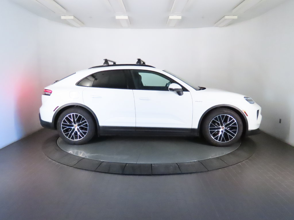 Certified 2025 Porsche Macan Electric w/ Premium Package RWD image 8