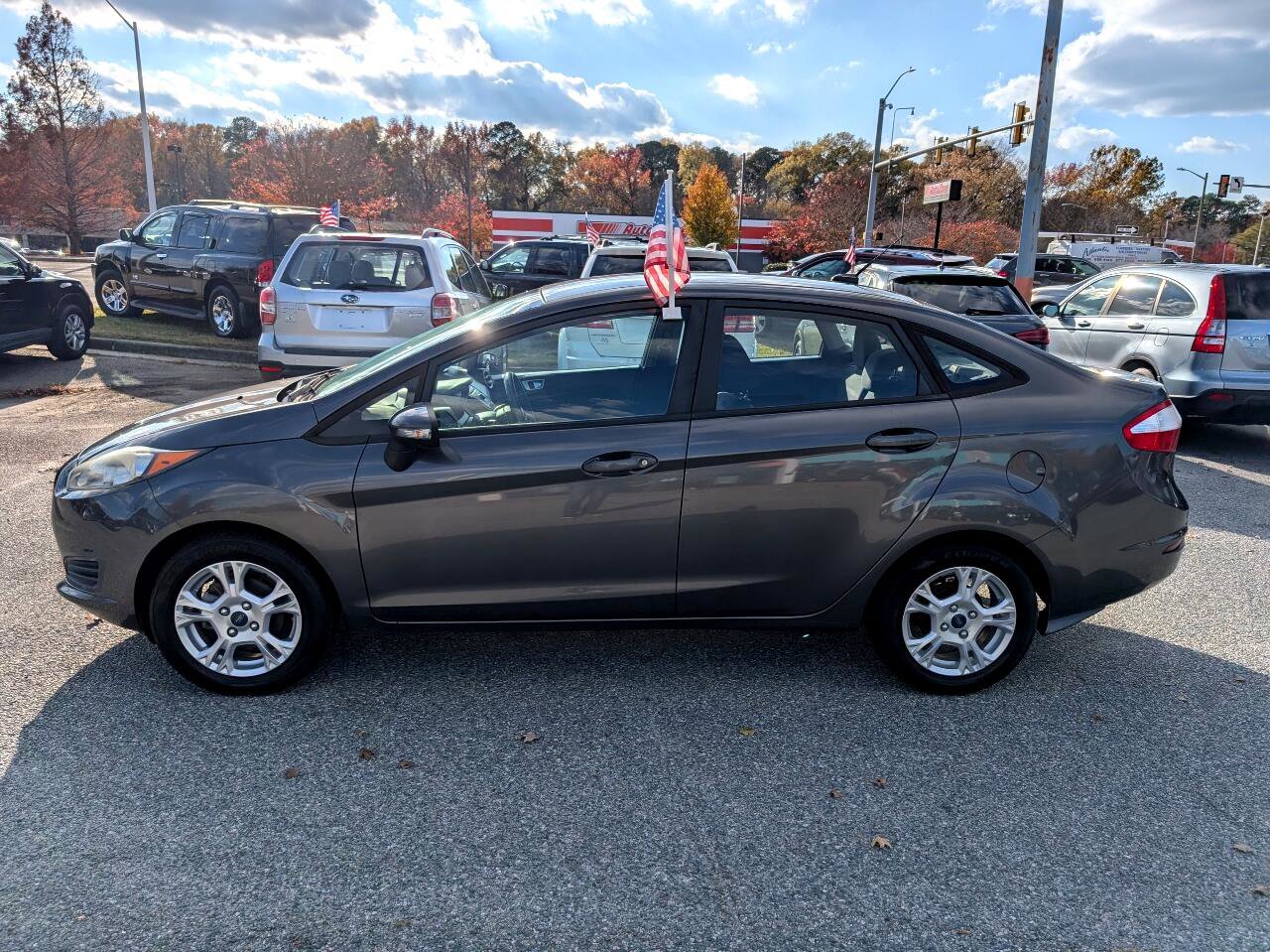 Used 2015 Ford Fiesta SE image 2