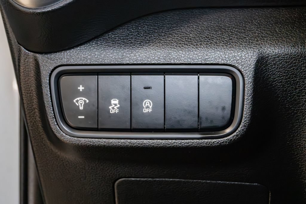 Used 2025 Kia Soul LX w/ LX Technology Package FWD image 12