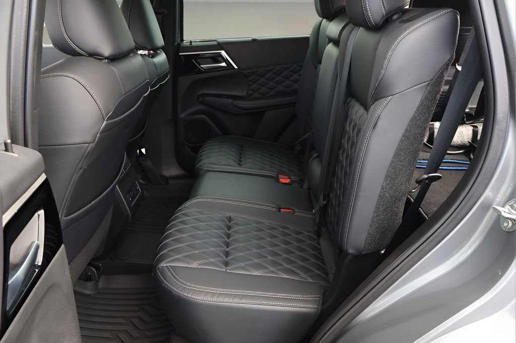 Used 2023 Mitsubishi Outlander SEL AWD/4WD image 12