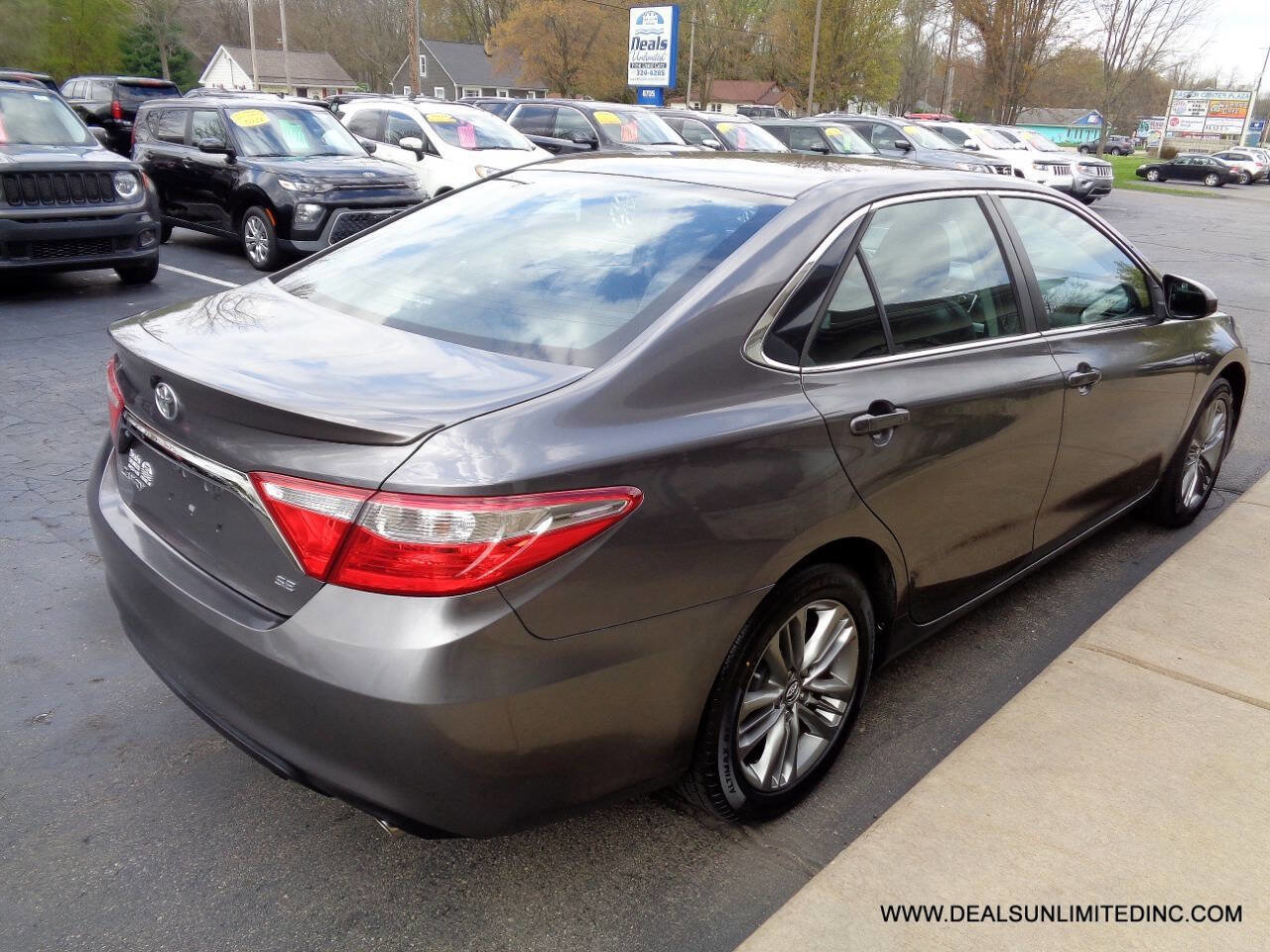 Used 2016 Toyota Camry SE FWD image 3