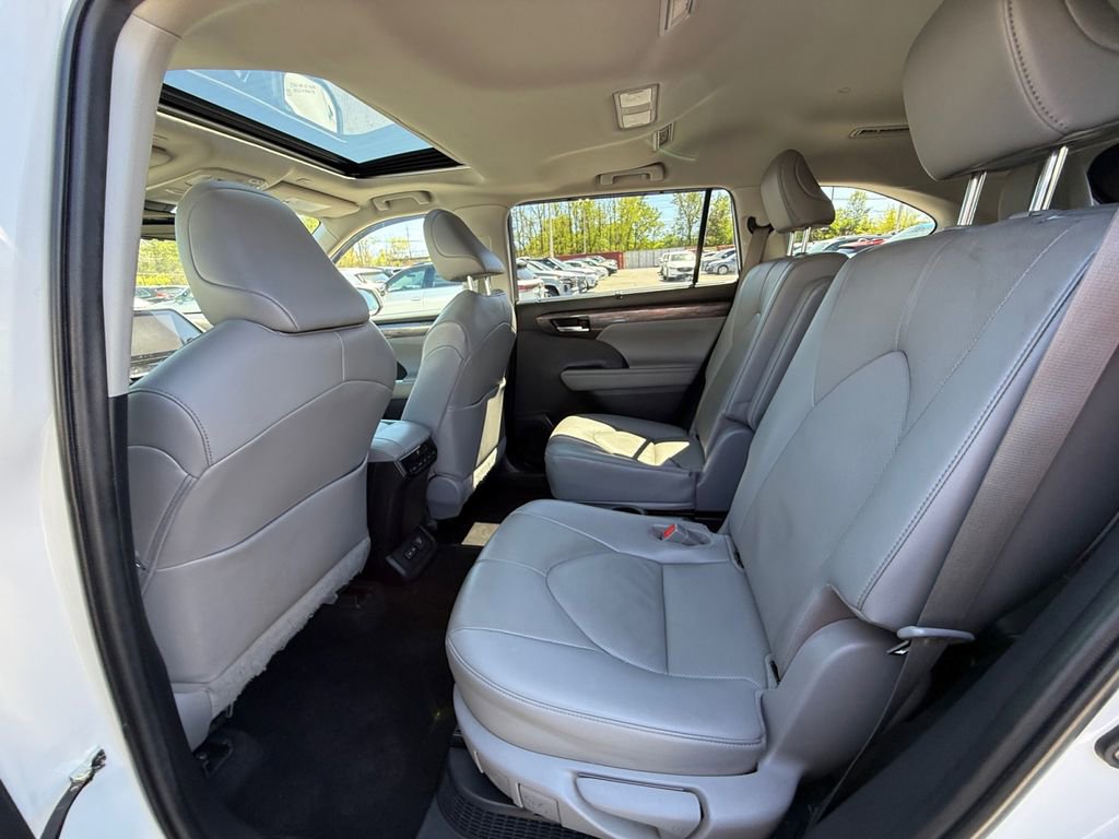 Used 2023 Toyota Highlander Limited image 25