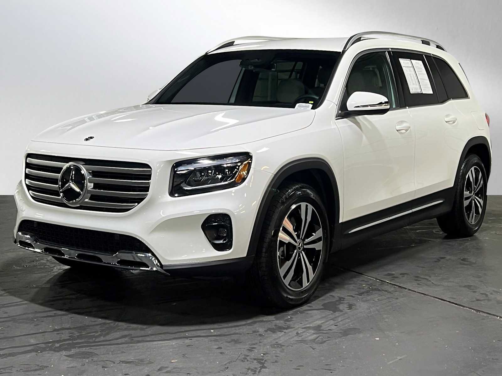 Used 2025 Mercedes-Benz GLB 250 4MATIC image 8