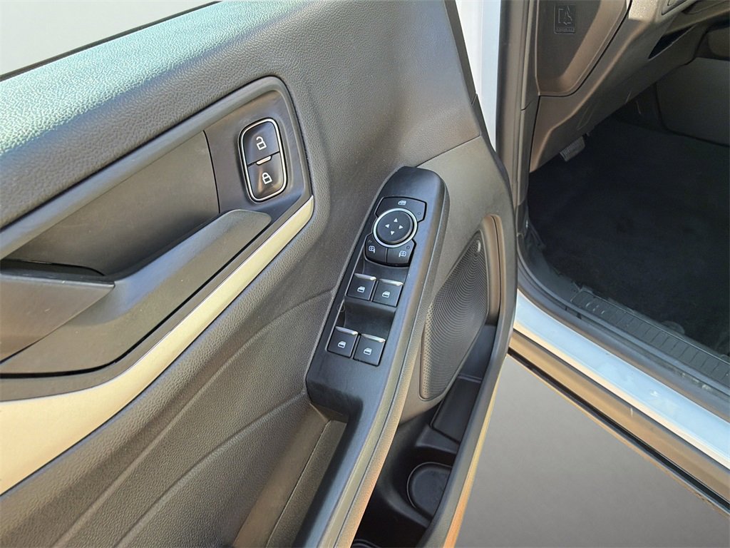 Used 2022 Ford Escape SE w/ SE Sport Appearance Package image 6