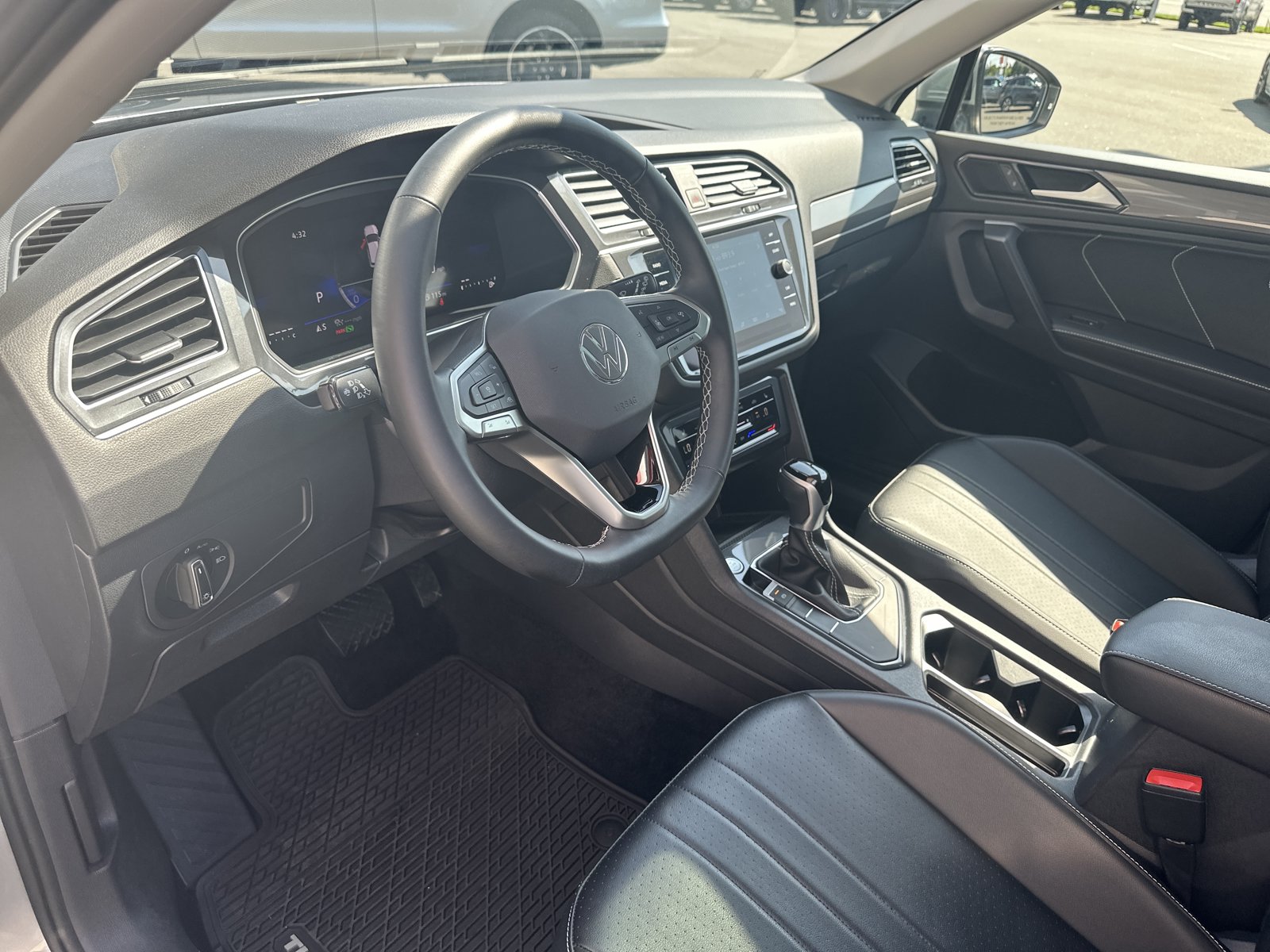 Used 2024 Volkswagen Tiguan SE FWD image 19