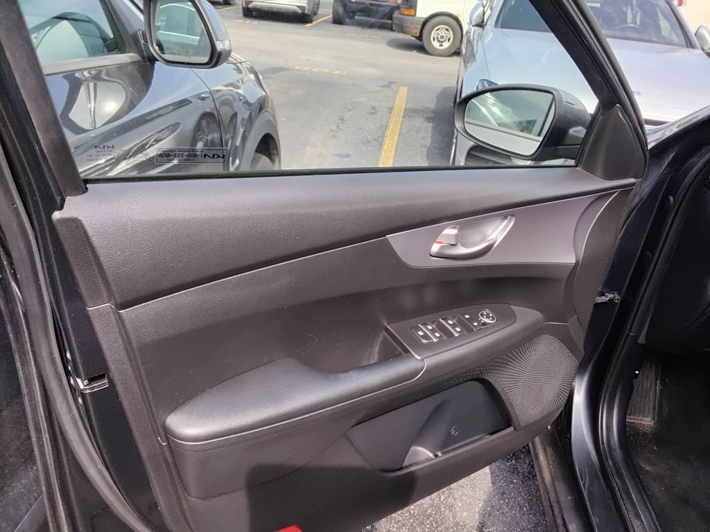Used 2022 Kia Forte LXS FWD image 9