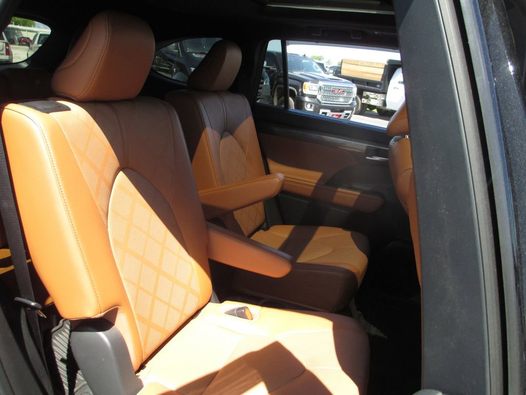 Used 2023 Toyota Highlander Platinum AWD/4WD image 24
