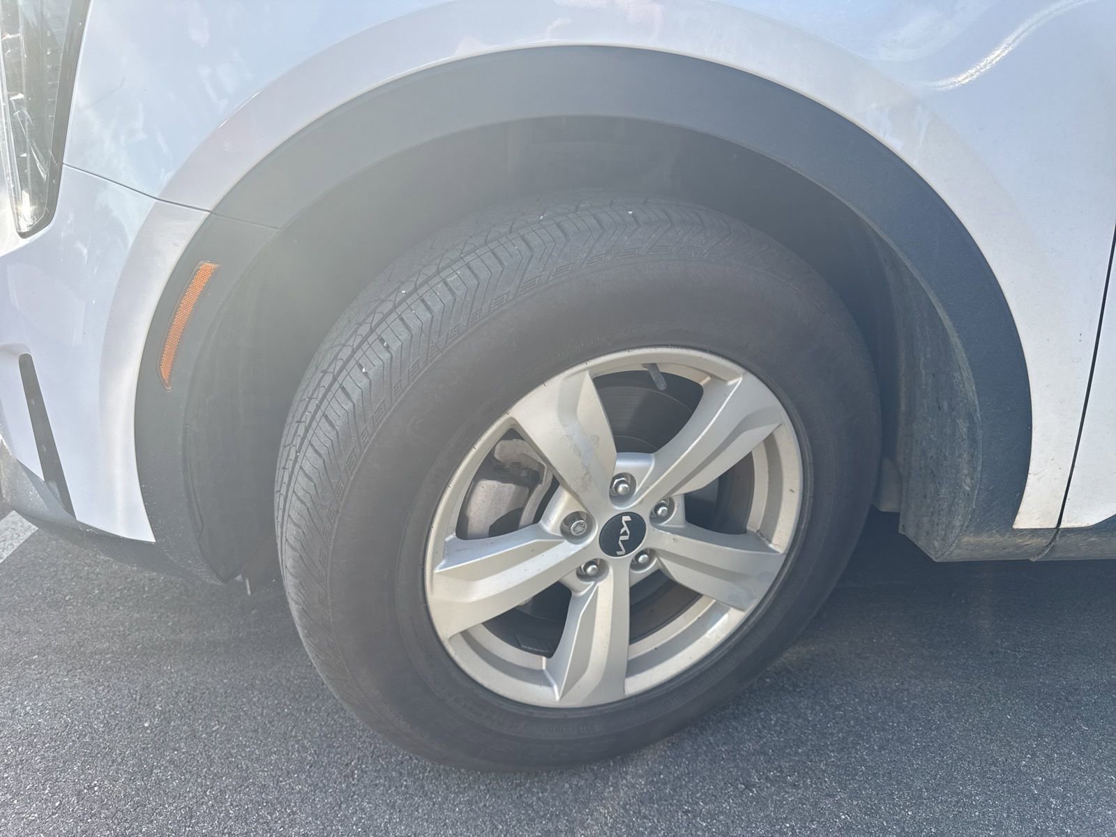 Used 2024 Kia Sorento LX image 4