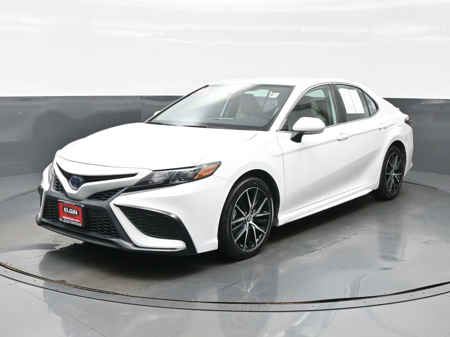 Used 2022 Toyota Camry SE FWD image 2