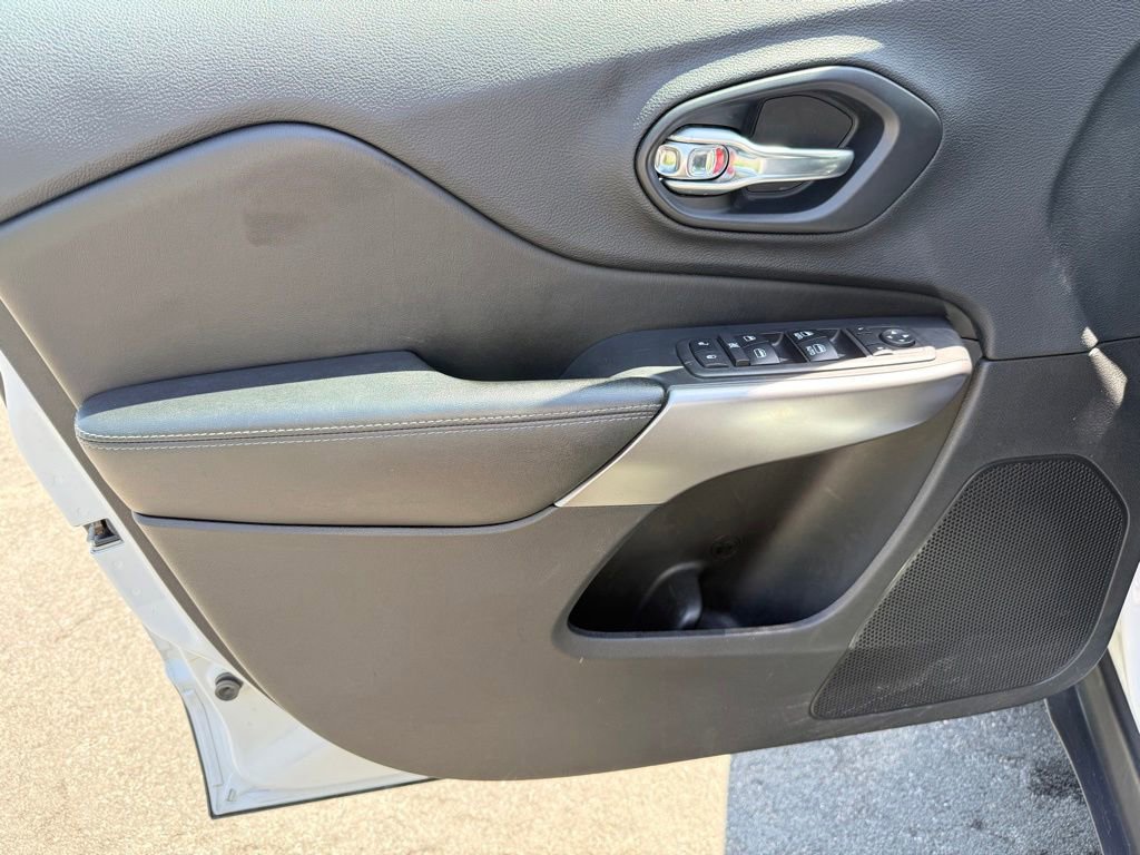 Used 2019 Jeep Cherokee Latitude Plus AWD/4WD image 23