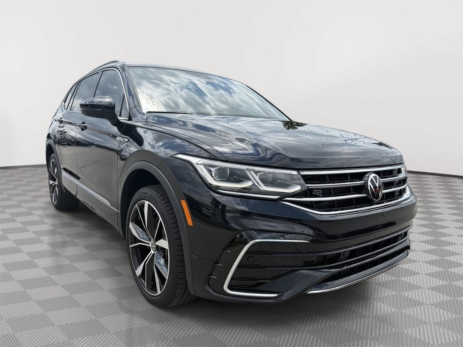 Used 2023 Volkswagen Tiguan SEL R-Line AWD/4WD image 7