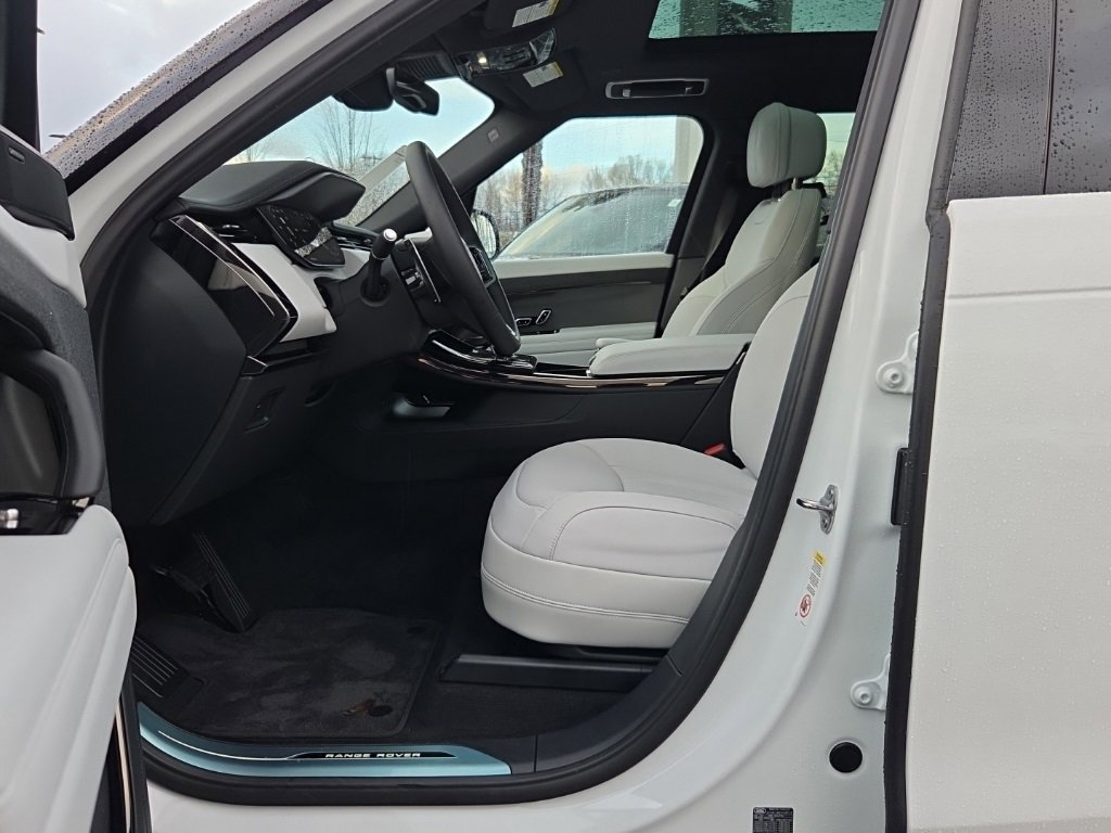 New 2025 Land Rover Range Rover Sport SE image 4