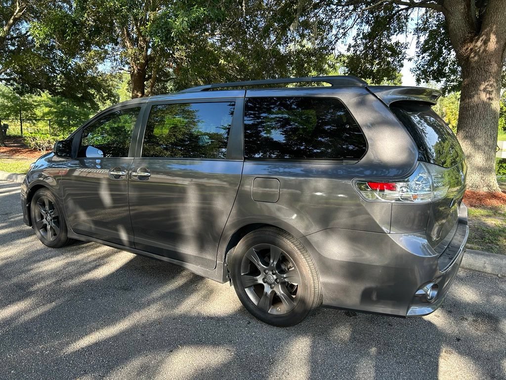 Used 2016 Toyota Sienna SE FWD image 4