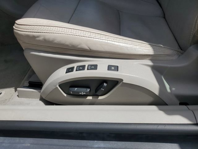 Used 2011 Volvo C70 T5 w/ Convenience Pkg image 11