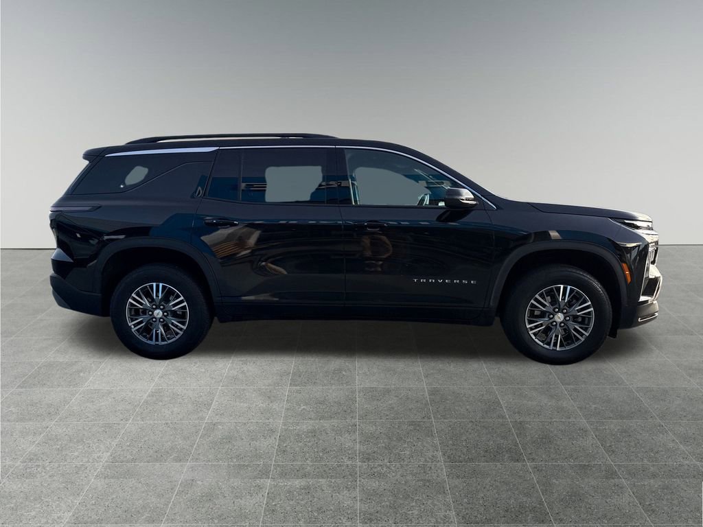 Used 2025 Chevrolet Traverse LT image 7