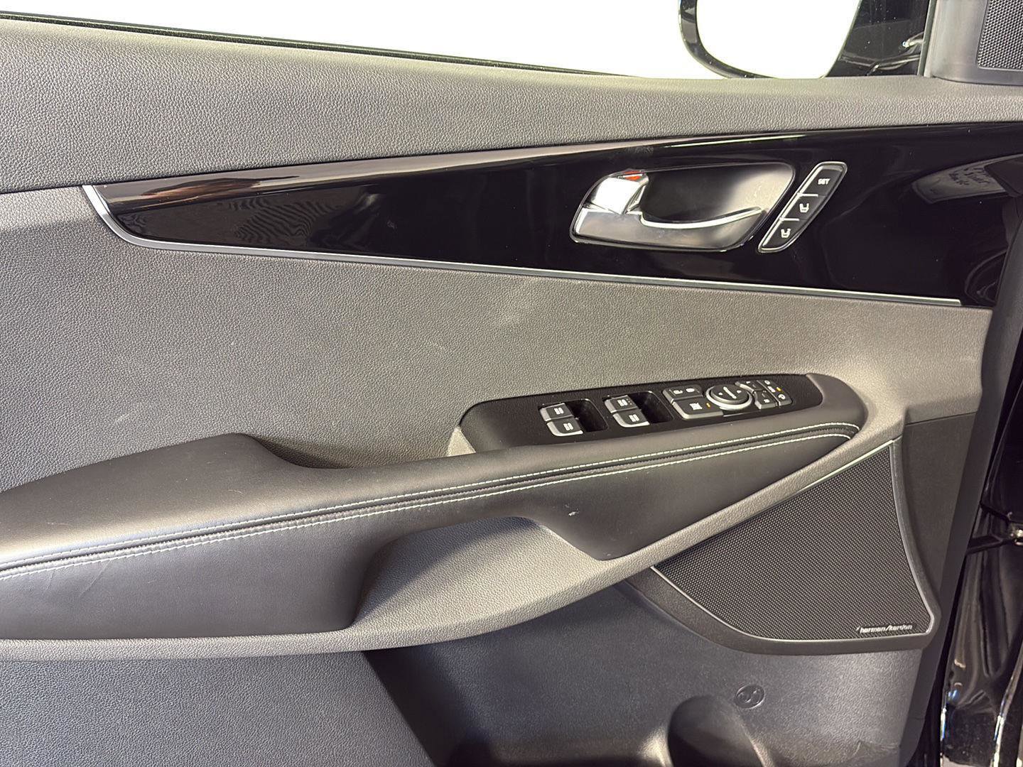 Used 2019 Kia Sorento SX image 26