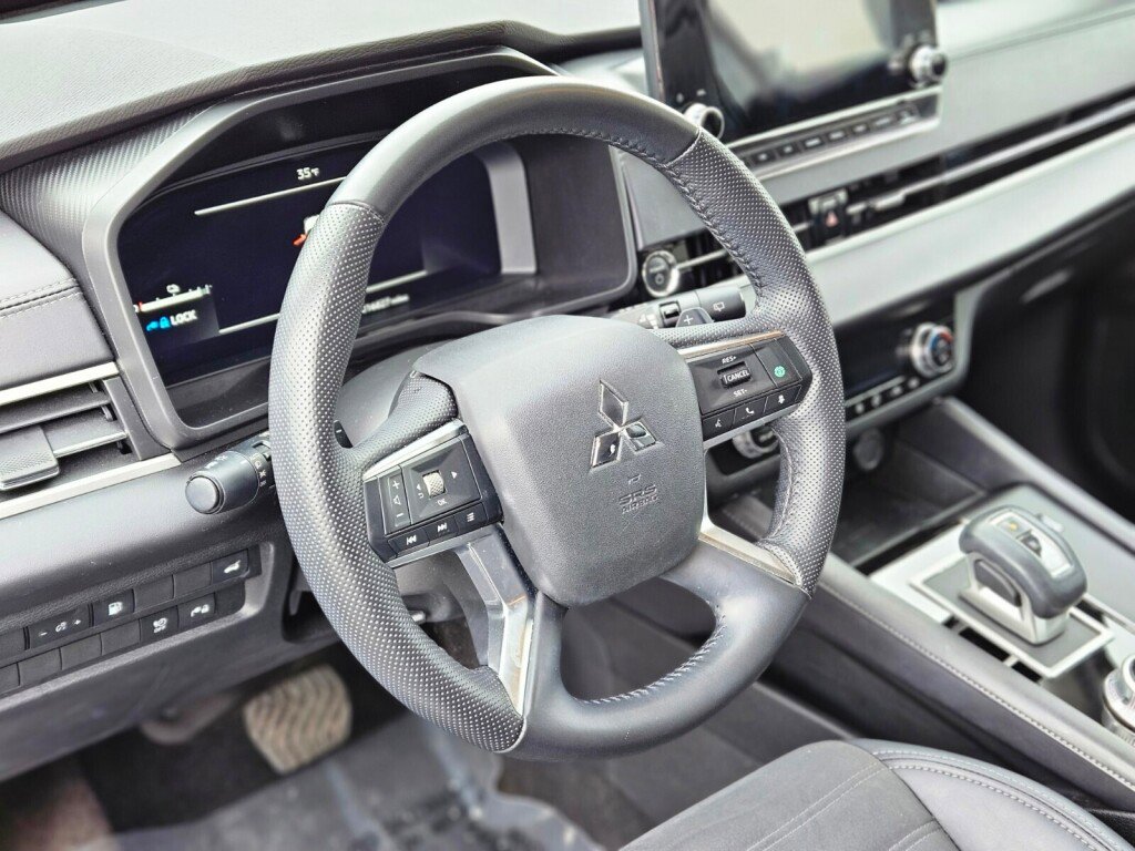 Used 2024 Mitsubishi Outlander SE image 18