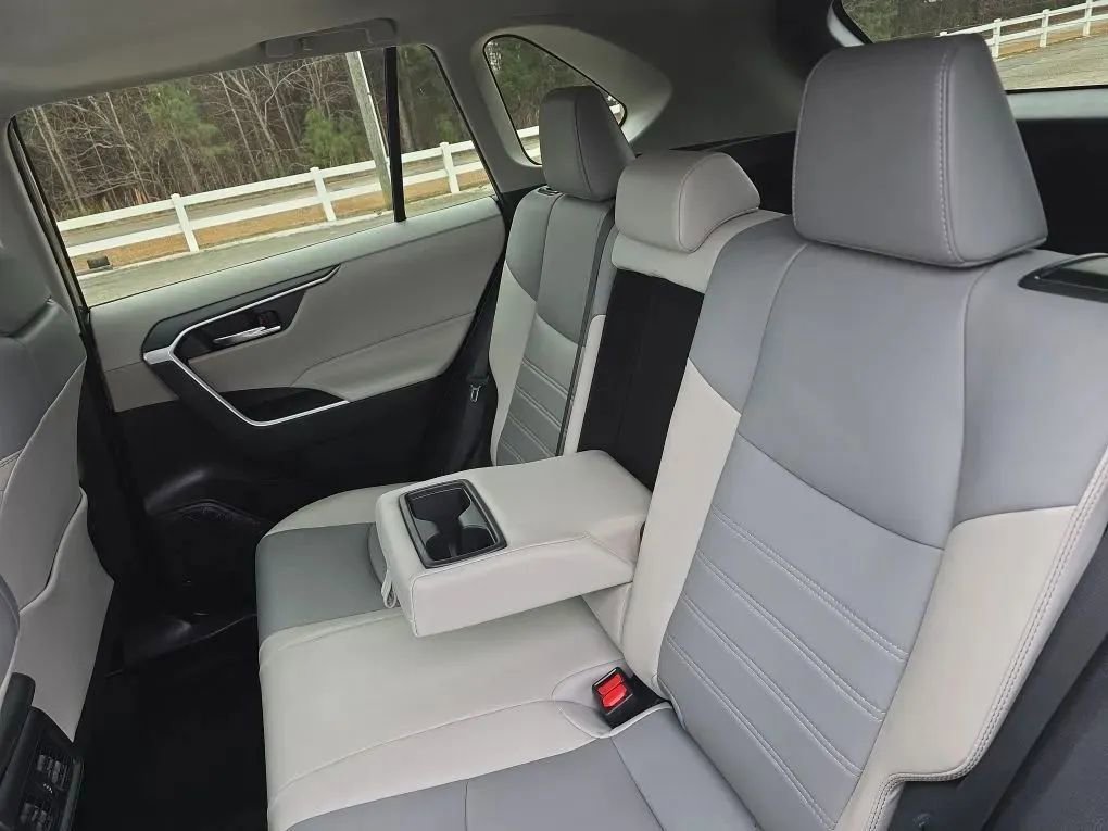 Used 2021 Toyota RAV4 XLE Premium image 42