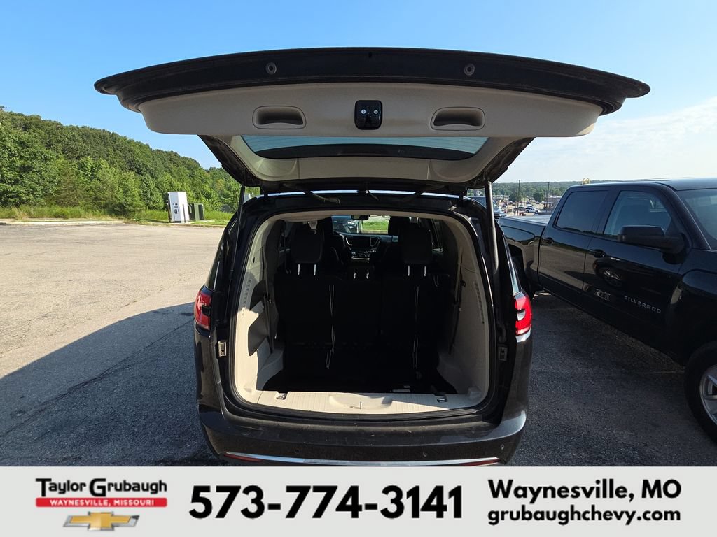 Used 2023 Chrysler Pacifica Touring-L FWD image 14