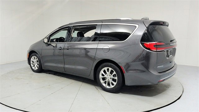 Used 2021 Chrysler Pacifica Touring-L w/ Uconnect Theater Family Group image 3