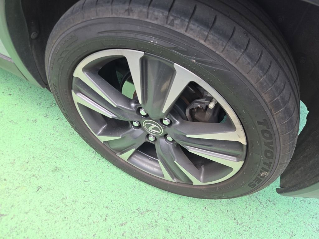 Used 2020 Lexus UX 200 image 9