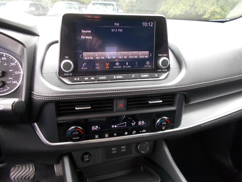 Used 2024 Nissan Rogue SV image 32