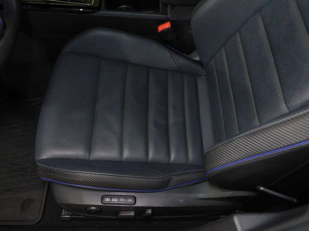 Used 2025 Volkswagen Golf R Black Edition image 41