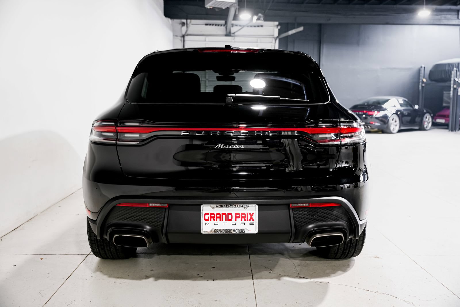 Used 2024 Porsche Macan AWD/4WD image 4