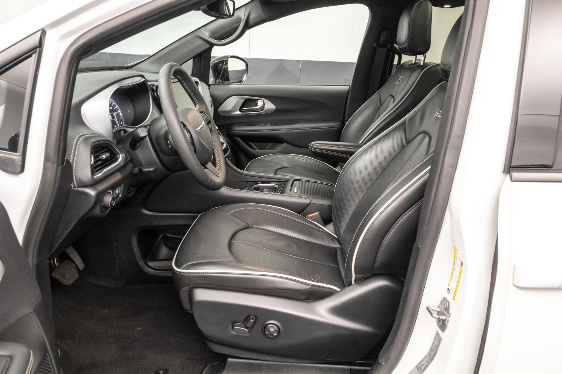Used 2025 Chrysler Pacifica Limited FWD image 6