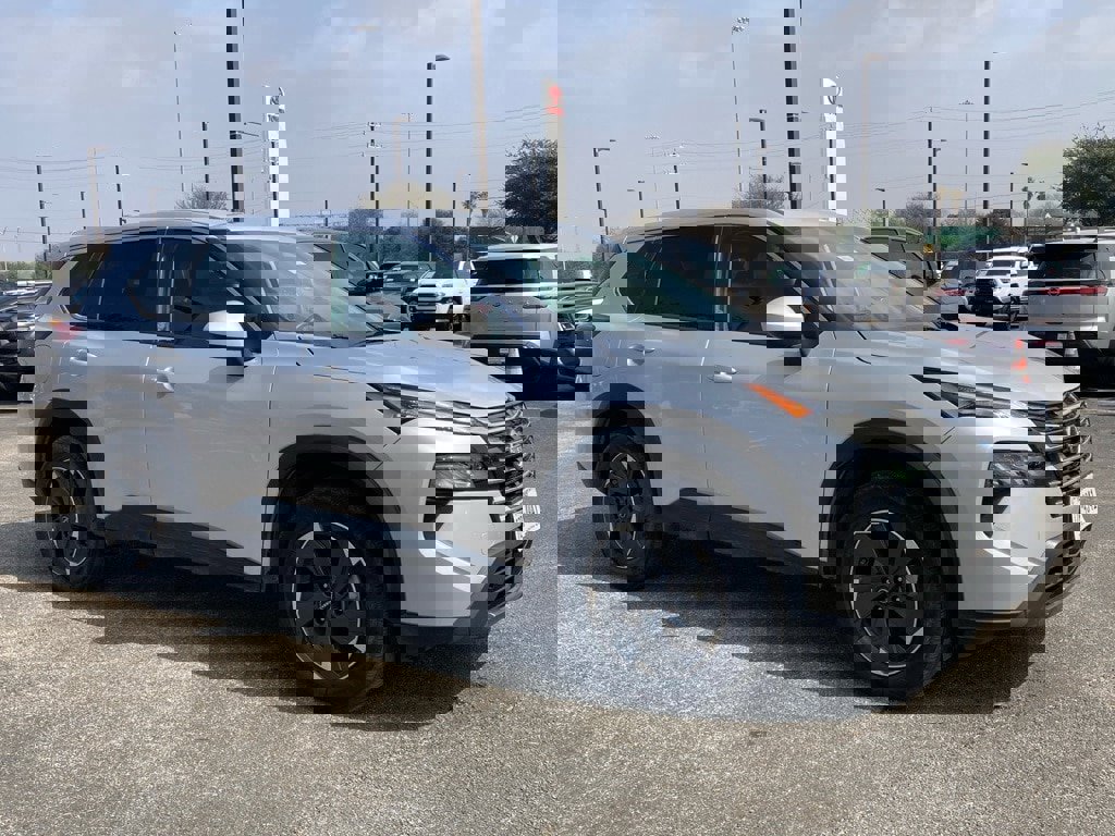 Used 2024 Nissan Rogue SV image 2