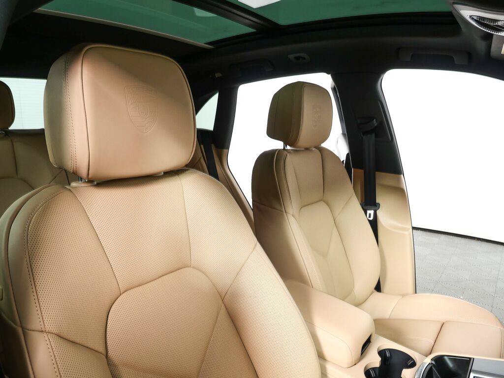 Certified 2026 Porsche Macan AWD/4WD image 24