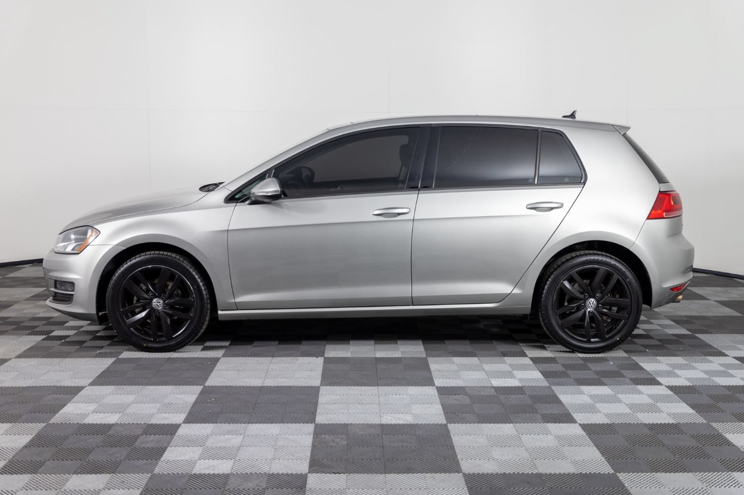 Used 2017 Volkswagen Golf SE FWD image 3