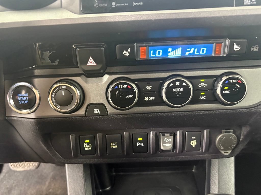 Used 2017 Toyota Tacoma TRD Off-Road w/ Premium & Technology Package AWD/4WD image 21
