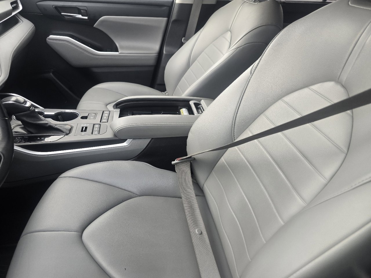 Used 2021 Toyota Highlander XLE image 14