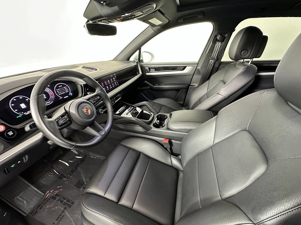 Certified 2025 Porsche Cayenne AWD/4WD image 4