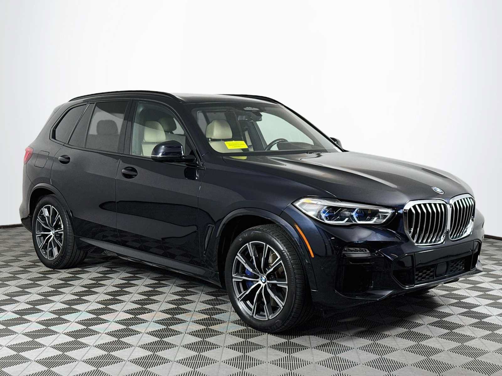 Used 2019 BMW X5 xDrive50i w/ M Sport Package AWD/4WD image 3
