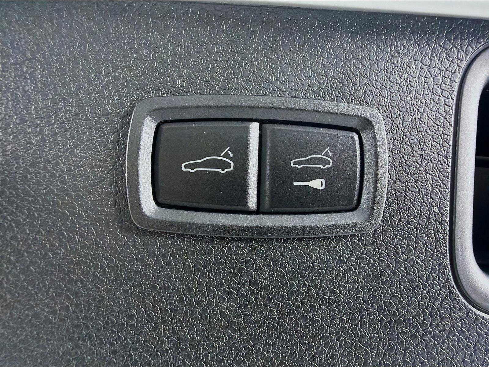 New 2026 Porsche Macan image 24